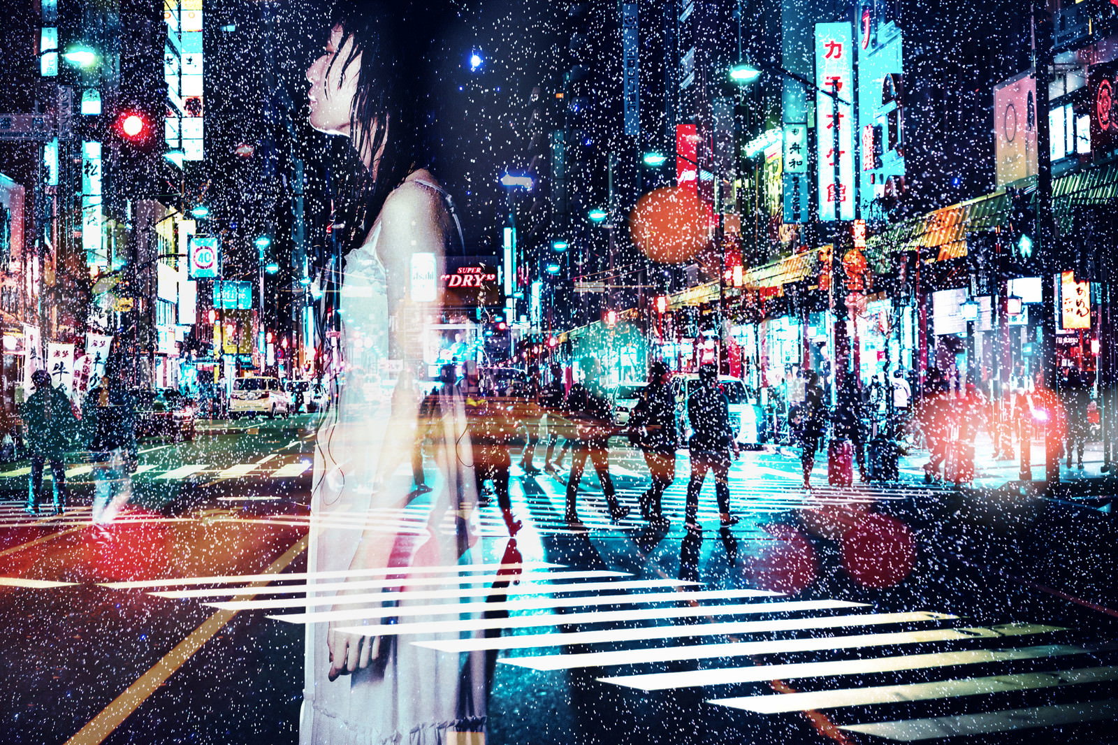 雨の夜の交差点に佇む女性のシルエットとネオンサインの反射［モデル：緋真煉］
