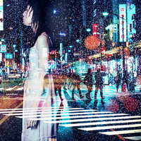 雨に打たれる女性と夜の交差点（フォトモンタージュ）の写真