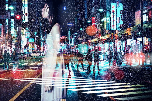 雨に打たれる女性と夜の交差点（フォトモンタージュ）