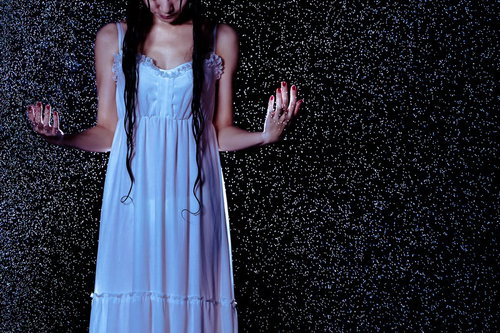 念で雨時間停止・びしょ濡れの女性