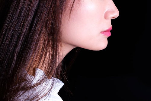 赤い口紅をつけた女性の横顔