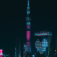 ライトアップされたハート形のビルと東京スカイツリーの夜景の写真