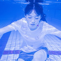 プールの水中で息を止め続ける女性の集中力の写真
