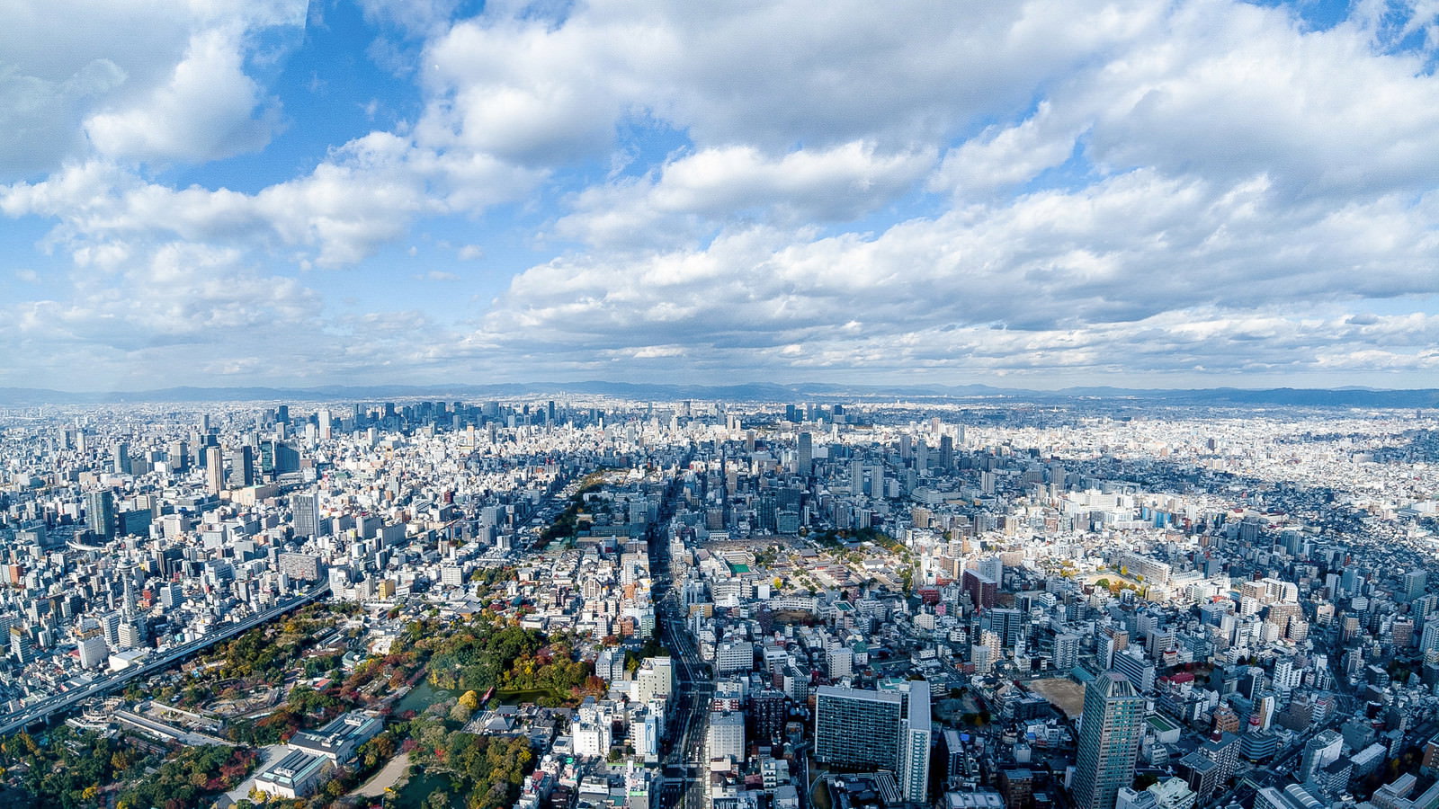 あべのハルカスから見下ろした大阪の街並みと青空の風景