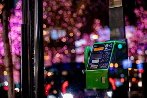 イルミネーションのキラキラと公衆電話