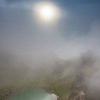 霧に包まれた焼岳の正賀池に現れた日暈現象の写真