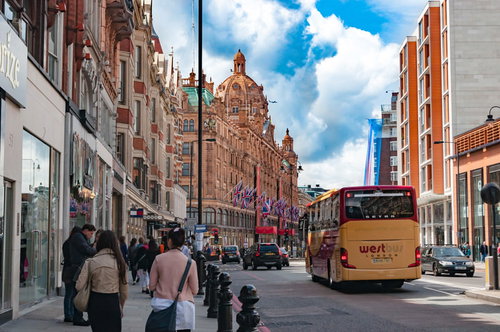 ナイツブリッジの街並みを走る赤いダブルデッカーバス（ロンドン）