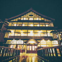 旅館の灯りともる銀山温泉の夜景と雪景色の写真