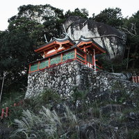 石垣の上に聳える神倉神社とゴトビキ岩の絶景の写真