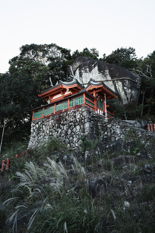 石垣の上に聳える神倉神社とゴトビキ岩の絶景