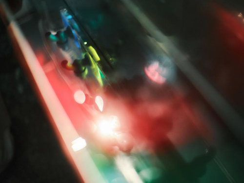 赤いライトがステンレスに反射する光と玉ボケ