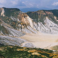 馬の背から見る安達太良山の爆裂火口と火山地形の写真