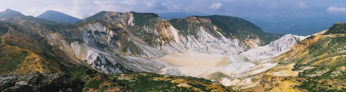 馬の背から見る安達太良山の爆裂火口と火山地形