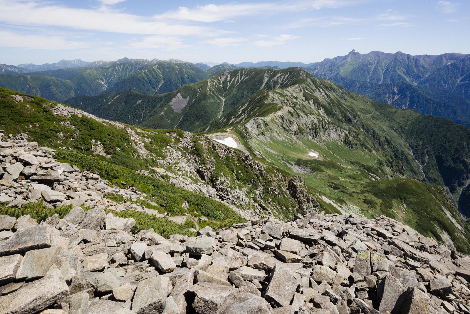 笠ヶ岳の稜線から眺める穂高連峰と広がる山々の風景