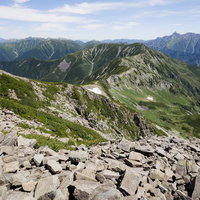 笠ヶ岳の稜線から望む穂高連峰と広がる山々の写真