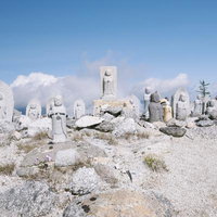 鳳凰三山の地蔵岳山頂に立ち並ぶお地蔵さんの写真