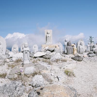 地蔵岳山頂に並ぶ石仏とお地蔵さんの写真