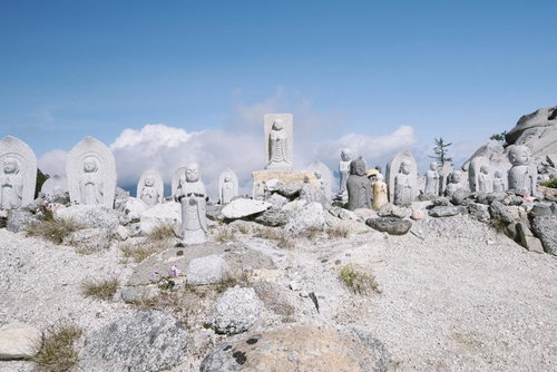 鳳凰三山の地蔵岳山頂に立ち並ぶお地蔵さん