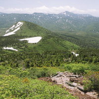 八甲田山大岳から櫛ヶ峰方面に残る残雪を眺めるの写真