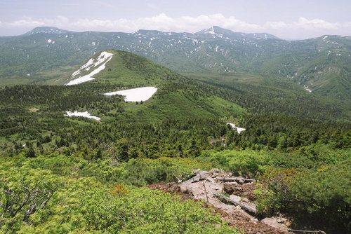 八甲田山大岳から櫛ヶ峰方面に残る残雪を眺める
