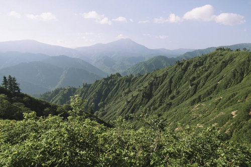 平ヶ岳の登山道から見える尾根と燧ヶ岳、遠方の山々