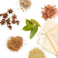 安心してください。合法のハーブですよ。乾燥ハーブと古書の写真