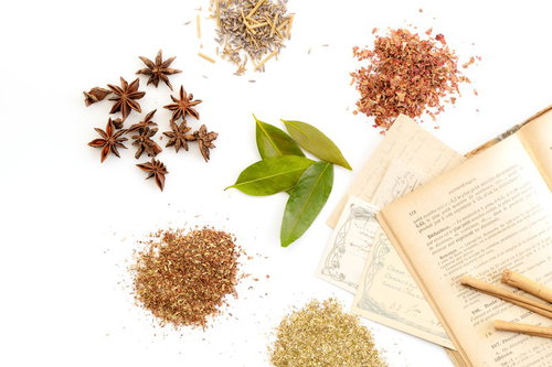 安心してください。合法のハーブですよ。乾燥ハーブと古書