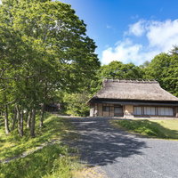 日本の原風景が残る岡山県鏡野町のうたたねの里の茅葺屋根古民家の写真