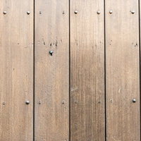 数個のビスが外れた木目の板テクスチャーの写真