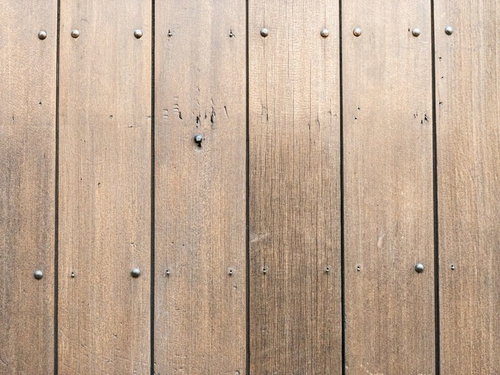 数個のビスが外れた木目の板テクスチャー