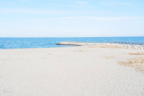 二見興玉神社からの眺望、伊勢市の水平線が広がる海岸の景観