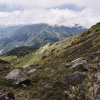 荒野が広がる焼岳の山肌と連なる山々 日本百名山の雄大な景観の写真