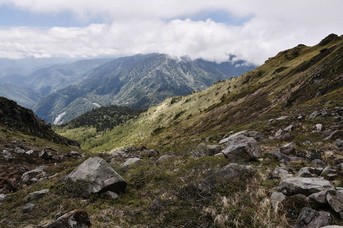 荒野が広がる焼岳の山肌と連なる山々 日本百名山の雄大な景観