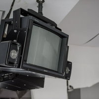 ずっと使われていない天井吊りのブラウン管テレビの写真