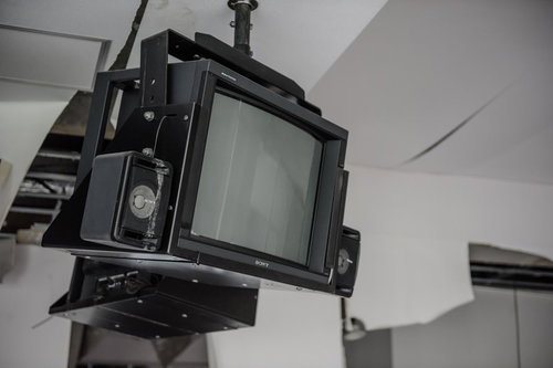 ずっと使われていない天井吊りのブラウン管テレビ