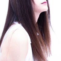 つややかなロングヘアの髪がキレイな女性の横顔の写真