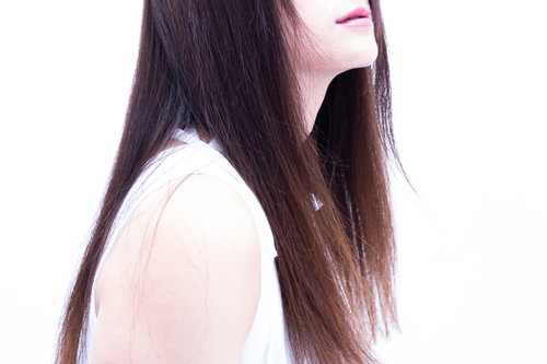 つややかなロングヘアの髪がキレイな女性の横顔
