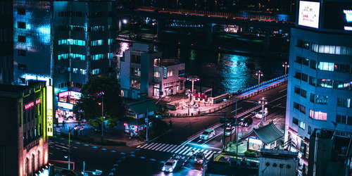 夜の隅田川と街並みのネオン夜景、水辺に映る光の都市景観