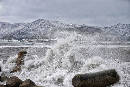 冬の消波ブロックに打ち付ける荒波と波飛沫