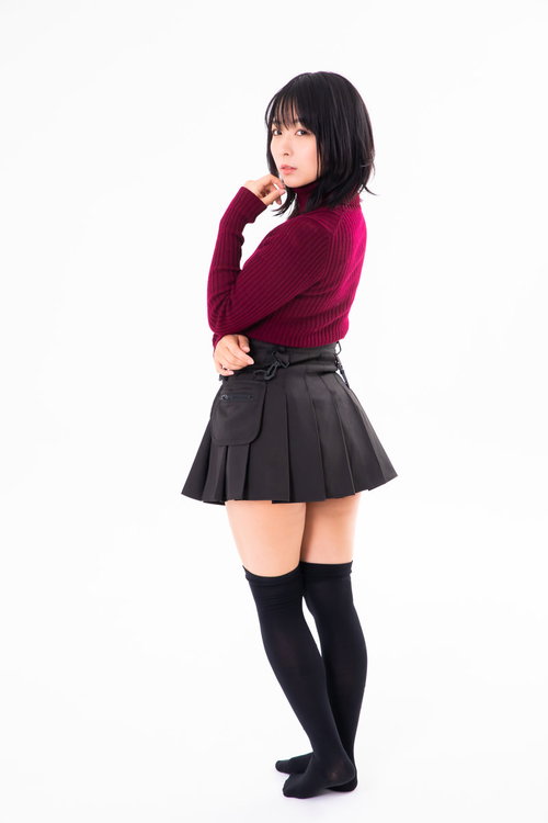 赤いトップスにハイソックスで振り返りざまのポージング