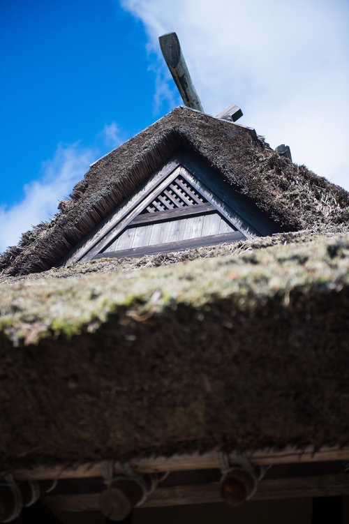 茅葺屋根の古民家と青空