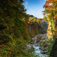 小安峡の秋の渓谷と紅葉が織りなす岩と清流の絶景の写真