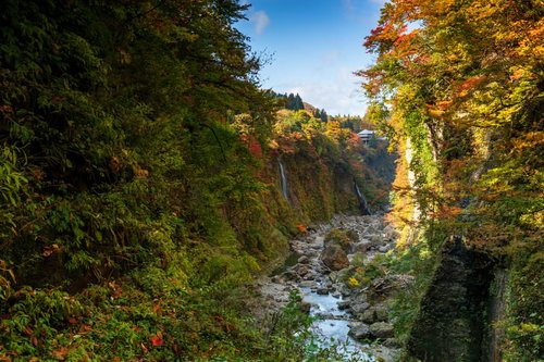 小安峡の秋の渓谷と紅葉が織りなす岩と清流の絶景