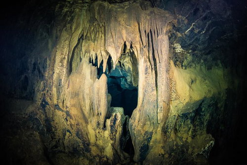 辺戸岬ドームの通称「悪魔の口」