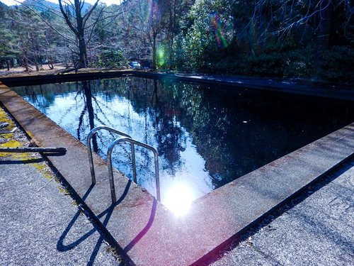 使用されていない薄汚れたプール