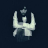 暗闇からこちらを見つめる女性の顔、恐怖表現の写真