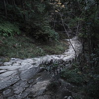 神倉神社の長く伸びる石段と階段、岩山の急勾配参道の写真
