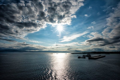 沖縄北部の本部港で太陽が海に反射する景色