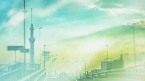 夕焼け空に浮かぶスカイツリーと街並みのシルエット