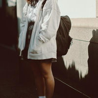 パーカーを羽織った女子高生の写真